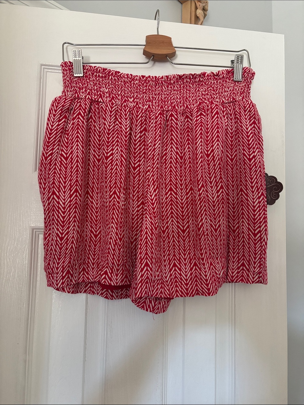 Knox Rose Red and White Patterned flowy shorts M